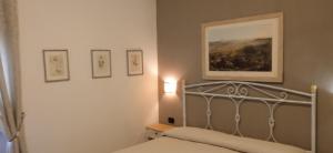 カーヴァ・デ・ティッレーニにあるB&B Da Vincenzoのベッドルーム1室(ベッド1台付)が備わります。壁には絵画が飾られています。
