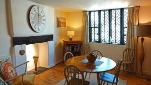 ダートマスにあるMerchants Riseのダイニングルーム(テーブル、壁掛け時計付)