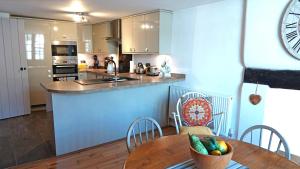 ダートマスにあるMerchants Riseのキッチン(テーブル、フルーツボウル付)