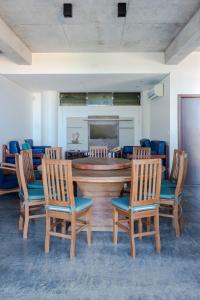 a room with a table and chairs and a television at Casa com piscina, deck e vista para o mar in Morro de São Paulo +14 photos