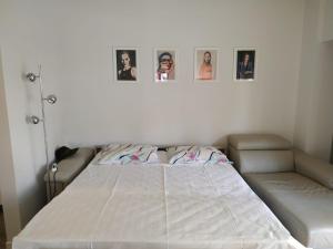 Posteľ alebo postele v izbe v ubytovaní Fully renovated, family-friendly apartment, next to a huge green park, in Athens center