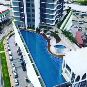 Bazén v ubytování Izz'man Homestay Level 33 Troika Kota Bharu nebo v jeho okolí