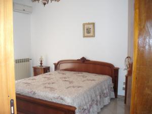 سرير أو أسرّة في غرفة في Calatafimi Segesta Apartment