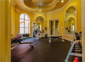 una habitación con un gimnasio con varias máquinas de correr en Luxury 5 star Italian Resort Condo 2 bd 2 bath, en Clearwater