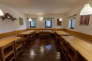 Restoran või mõni muu söögikoht majutusasutuses Erjavčeva mountain hut at Vršič pass
