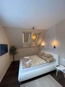 1 dormitorio con 1 cama blanca en una habitación en Villa Corner, en Tihany