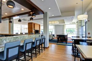 Zona de lounge sau bar la Hyatt House Naperville/Warrenville