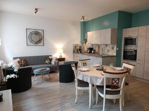 Il comprend une cuisine et un salon avec une table et des chaises. dans l'établissement Les Fées Mer - Dieppe - Normandie, à Dieppe