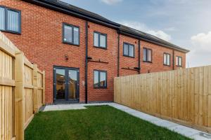 Gallery image of Air Host and Stay - Brand new 3 bedroom house sleeps 8 minutes from LFC and city centre Ref25 in Liverpool