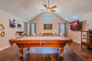 Galeriebild der Unterkunft * *ASTOUNDING HOUSE **Perfect for Family and friends , Pool , Hot Tub, & GAME ROOM in Allen