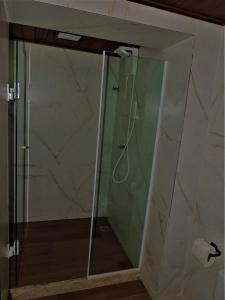 a shower with a glass door in a bathroom at MICROCASA DE PRAIA in Angra dos Reis