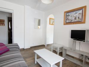 a living room with a couch and a tv at Appartement Valloire, 3 pièces, 8 personnes - FR-1-263-82 in Valloire