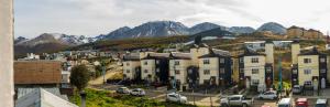 een stad met auto's geparkeerd voor een berg bij Departamentos La Fe 2 in Ushuaia