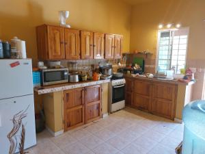 Virtuvė arba virtuvėlė apgyvendinimo įstaigoje BEAUTIFUL HOUSE IN LAS UVAS SAN CARLOS, PANAMA WITH FRUIT TREES -SWIMMING POOL