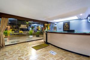 a lobby with a bar with a yellow car in the background at Ayenda 1234 Imperio 70 in Medellín