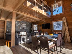 A restaurant or other place to eat at Chalet Valloire, 5 pièces, 12 personnes - FR-1-263-498