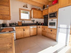 A kitchen or kitchenette at Chalet Valloire, 5 pièces, 12 personnes - FR-1-263-498