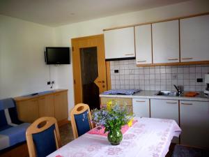 Kuchyň nebo kuchyňský kout v ubytování Gandlerhof
