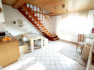 una cocina con escalera en una casa en Ferienwohnung am Krayenberg en Kieselbach
