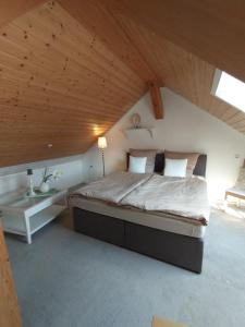 Kieselbach的住宿－Ferienwohnung am Krayenberg，阁楼上的卧室配有一张大床