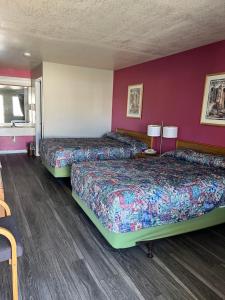 Voodi või voodid majutusasutuse COUNTRY INN MOTEL toas