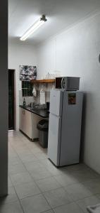 cocina con nevera blanca y encimera en Sister's Haven, en Nelspruit