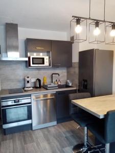 Una cocina o zona de cocina en Studio les mélèzes vue montagne Barcelonnette