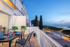 d'un balcon avec une table et des chaises et une vue sur l'océan. dans l'établissement R30-CASA junto al MAR, PRECIOSAS VISTAS, à Roses