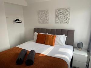 1 dormitorio con 1 cama con 2 almohadas en STOP at Pendarvis, Stone throw from beach!, en Port Talbot
