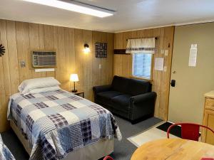 Postel nebo postele na pokoji v ubytování Betsie Riverside Resort + 184 fotografií