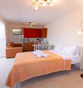 ein Schlafzimmer mit einem großen Bett mit Handtüchern darauf in der Unterkunft Just on the Sea 2 in Nea Iraklitsa