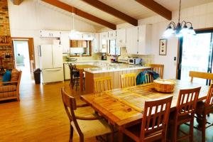 a large kitchen with a wooden table and chairs at Pine Hills Cabin in Julian in Julian