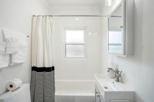 Et badeværelse på Historic Heights Artist Bungalow #3 + 28 billeder