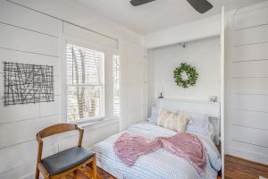 En eller flere senge i et værelse på Historic Heights Artist Bungalow #3