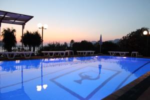 Бассейн в Hotel Philoxenia или поблизости