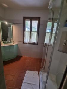 een badkamer met een douche, een wastafel en een raam bij B&B il Bagarello in Palazzuolo sul Senio