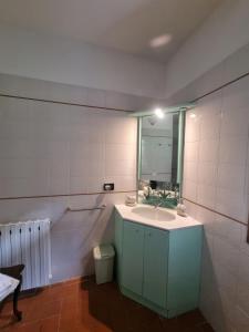 een badkamer met een wastafel en een spiegel bij B&B il Bagarello in Palazzuolo sul Senio
