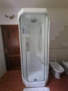 een douche met een glazen deur in de badkamer bij B&B il Bagarello in Palazzuolo sul Senio