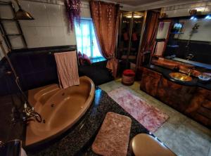 baño grande con bañera y lavamanos en Hoja de Arce - Apartamento Rural, en Castro Urdiales