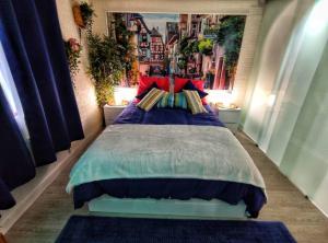 um quarto com uma cama com um quadro na parede em Hoja de Arce - Apartamento Rural em Castro-Urdiales