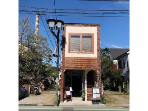 un pequeño edificio de ladrillo con ventana y luz de la calle en Tomareru Relaxation salon Yukiki - Vacation STAY 29653v, en Kawagoe