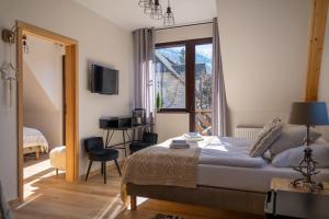 um quarto com uma cama e uma janela em Skalna Rezydencja em Karpacz