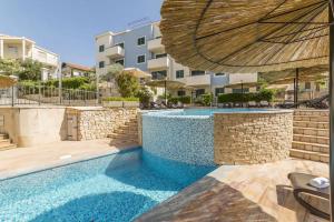 Apartment Relax Villa Salena tesisinde veya buraya yakın yüzme havuzu
