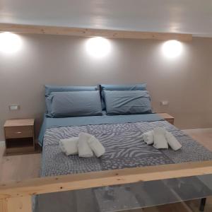 ein Schlafzimmer mit einem Bett mit zwei Handtüchern darauf in der Unterkunft La Casina sul mare in Giovinazzo