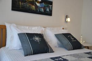ein Bett mit schwarzen und weißen Kissen darauf in der Unterkunft Apartment Relax Villa Salena in Slatine