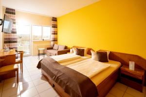 Postel nebo postele na pokoji v ubytování Hotel Nahetal