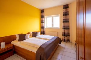 Postel nebo postele na pokoji v ubytování Hotel Nahetal