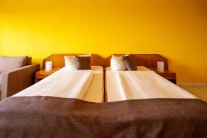 Postel nebo postele na pokoji v ubytování Hotel Nahetal