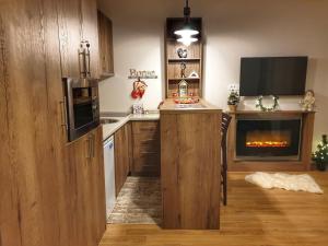 Avantura Studio 1 في زلاتيبور: مطبخ فيه موقد بنصه