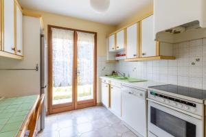 uma cozinha com electrodomésticos brancos e uma janela em Nice Duplex With Garden Terrace And Garage em Six-Fours-les-Plages